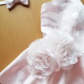 zīda kāzu kleita, maig rozā, volāns, ziedi, pērļu pogas, mini kāzu kleita, futlārkleita, zīmuļkleita ar volānu, spiesti ziedi, 
