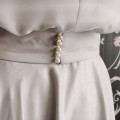 pelēka kāzu kleita, saules griezuma svārki, topiņš dubults, pelēka josta ar taureņiem, izšūta josta ar pērlēm, wedding dress sew, individual sewing, bridal dress, saules griezuma svārki