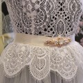 tilla kleita, josta ar swarovsky, sienama josta, princešu kleita, apakškrekls, pienbalta kleita līgavai, mežģiņu augša, īsas piedurknes