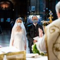 kāzu kleita pienbalta, pussaules griezuma svārku daļa, mežģīņu augšdaļa pogājama, garš plīvurs, izšūta mežģine