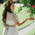 mežģīņu kāzu kleita, brūna josta, kapučīno kāzas, vainags līgavai, ziedu vainags, pienbalta kleita, A siluets
