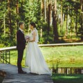 pienbalta kāzu kleita, izšūta korsete, pērļu aplikācijas, plīvurs ar dekoriem, bante noņemama, kaskādes griezums, ar šlepi