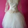 pienbalta mini kāzu kleita, pērļu mežģīņu bolero, pusgaras piedurknes, matu puķītes, retro