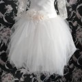 pienbalta mini kāzu kleita, pērļu mežģīņu bolero, pusgaras piedurknes, matu puķītes, retro