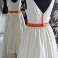 oranžās kāzas, kāzu kleita ar pogām mugurdaļā, asimetrisku apakšmalu, tillu, izšuvums apakšā, bolero, mežģiņu jaciņa, ivory