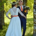 oranžās kāzas, kāzu kleita ar pogām mugurdaļā, asimetrisku apakšmalu, tillu, izšuvums apakšā, bolero, mežģiņu jaciņa, ivory