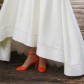 oranžās kāzas, kāzu kleita ar pogām mugurdaļā, asimetrisku apakšmalu, tillu, izšuvums apakšā, bolero, mežģiņu jaciņa, ivory