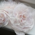 ziedi, krāsaini ziedi, līgavu ziedi, puķes, mākslīgie ziedi, pāstaisītas puķes, rozes, organza, pienbaltas, rozā, šampanieša